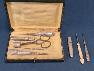 une mallette contenant un ensemble d'outils, posée sur une surface bleue