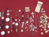 de nombreux modèles de montres différents, disposés sur une table rouge