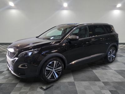 le 4x4 noir est garé dans le garage sur un sol en damier