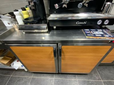 Un tour réfrigéré deux portes inox et stratifié