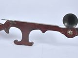 Quelqu'un tient un fusil en bois dont le canon est noir.