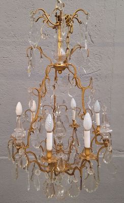 un lustre suspendu au plafond d'une pièce