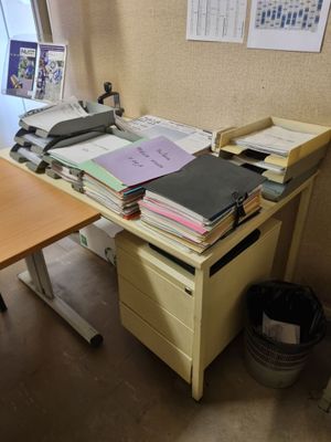 Table crème avec caisson ARFO (les documents comptables, adm… - Photo 1