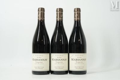 trois bouteilles de vin rouge sont posées sur une surface blanche
