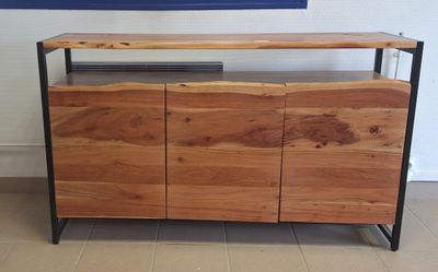 une photo d'un meuble TV en bois et en métal