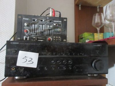 une photo représentant un poste de radio et un verre à vin posés sur une table