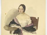 portrait d'une femme en robe blanche, assise sur une chaise