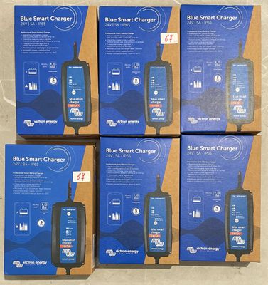 quatre boîtiers de recharge « Smart » bleus sont empilés les uns sur les autres