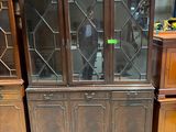 un vaisselier en bois avec des portes vitrées dans un magasin