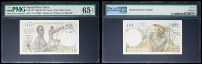 trois types de monnaie exposés dans une vitrine