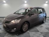 La Toyota Sienna est garée sur un sol à damier dans un garage.