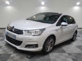 la citrole blanche est garee sur un carrelage en damier