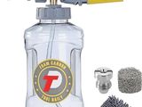 un gros plan sur un flacon muni d'un vaporisateur et de produits d'entretien