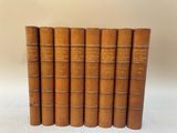 un ensemble de six vieux livres superposés