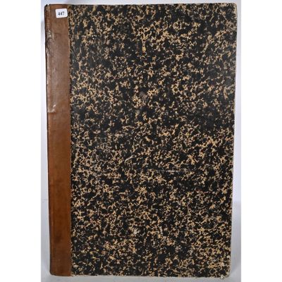 un livre en marbre noir et doré, avec une couverture en cuir marron