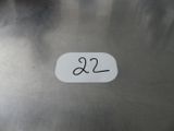 une photo d'une table en acier inoxydable sur laquelle est collé un autocollant