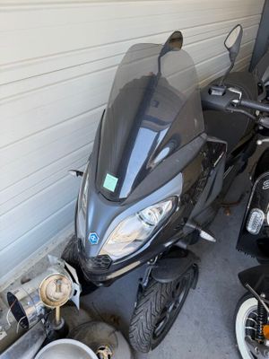 deux motos garées l'une à côté de l'autre dans un garage