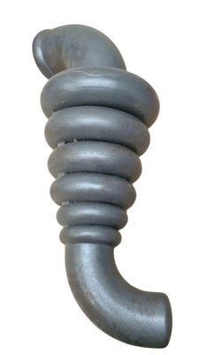 une image représentant un objet métallique en forme de spirale sur fond blanc