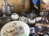 une table en bois sur laquelle sont posés de nombreux objets