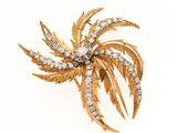 une photo d'une broche en forme de palmier, en or et diamants