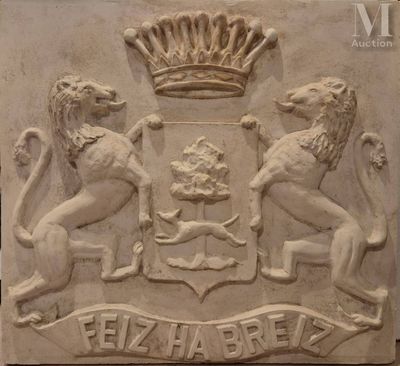 relief représentant un blason orné de deux lions et d'une couronne, sur un bloc de pierre