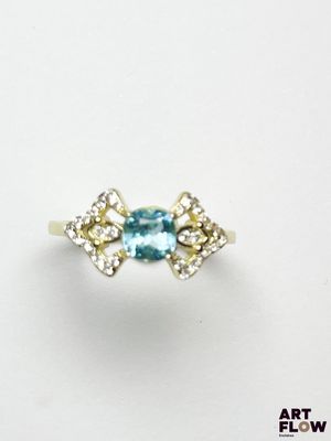 Gros plan sur une bague ornée d'une topaze bleue et de diamants