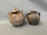 deux vases posés l'un à côté de l'autre sur une table
