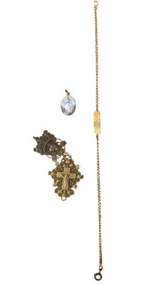 a picture of a necklace and a bracelet on a white background