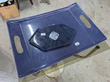 un plateau bleu orné d'un diamant, posé sur une table