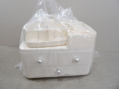 une commode blanche sur laquelle est posé un sac en plastique