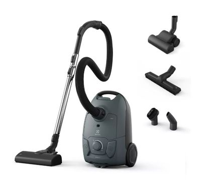 un aspirateur posé par terre à côté d'autres aspirateurs