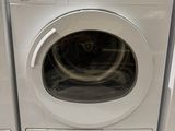 une machine à laver et un sèche-linge empilés l'un sur l'autre