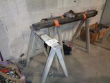 un gros morceau de bois posé sur un support métallique