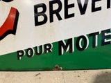 a sign on the side of a building that says breveer pour motel