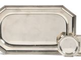 deux plateaux en argent et une assiette en argent sur fond blanc