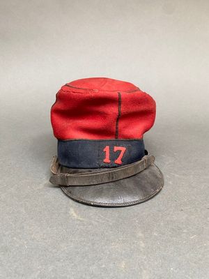 un chapeau rouge portant le numéro 17, posé sur une table