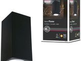 le boîtier est noir et comporte une lumière blanche sur le dessus