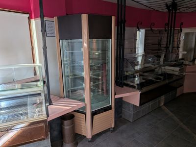 une vitrine en verre au milieu d'un magasin