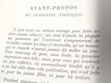un gros plan d'un livre ouvert sur lequel figure une image