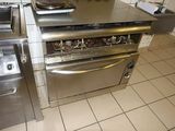 une cuisinière et un four dans une cuisine au sol carrelé