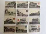 de nombreuses photos anciennes de bâtiments exposées sur le mur