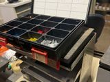 une image représentant une boîte à outils posée sur un établi