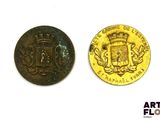 deux pièces d'or sur lesquelles figurent des armoiries et une couronne