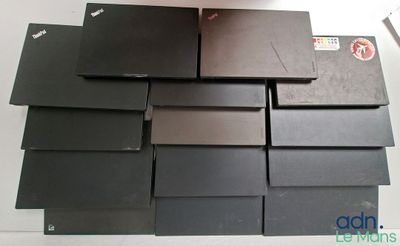 une pile d'ordinateurs portables empilés les uns sur les autres