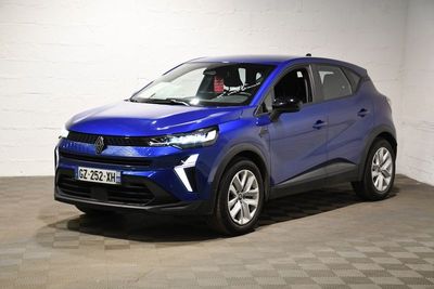 une voiture bleue est garée dans une pièce au sol à carreaux