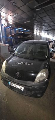 une voiture noire garée dans un garage