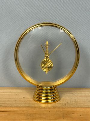 une horloge posée sur une table en bois
