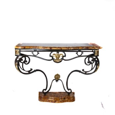 une image représentant une table avec un plateau en marbre et un piètement en métal