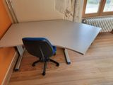 une photo d'un bureau avec une chaise devant une fenêtre