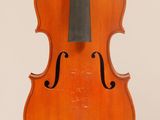 un vieux violon avec un archet accroché à son dos